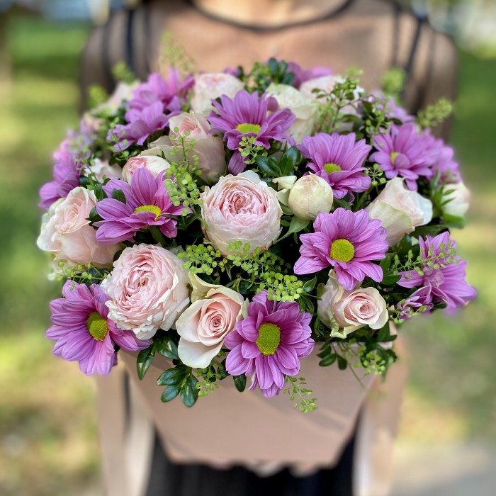 Нежная композиция роз и хризантем