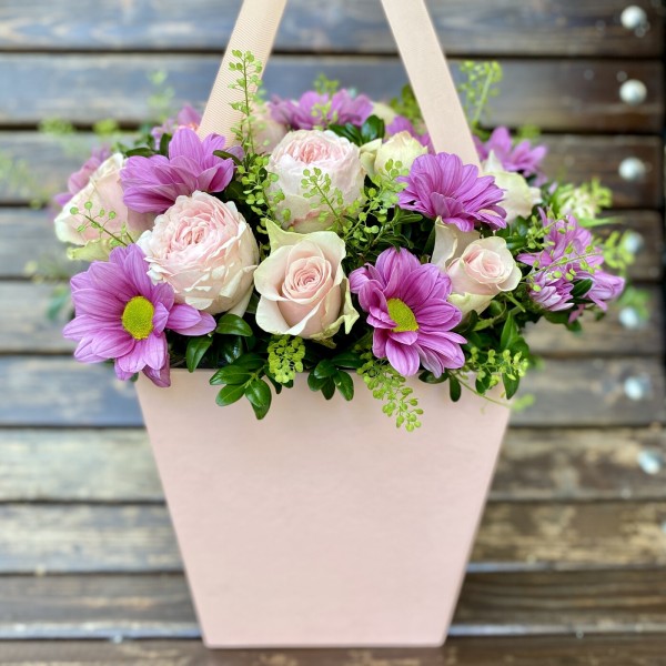 Нежная композиция роз и хризантем