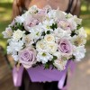 Белые хризантемы и розы в коробке