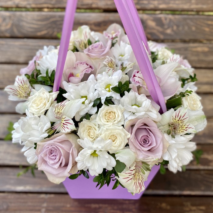 Белые хризантемы и розы в коробке