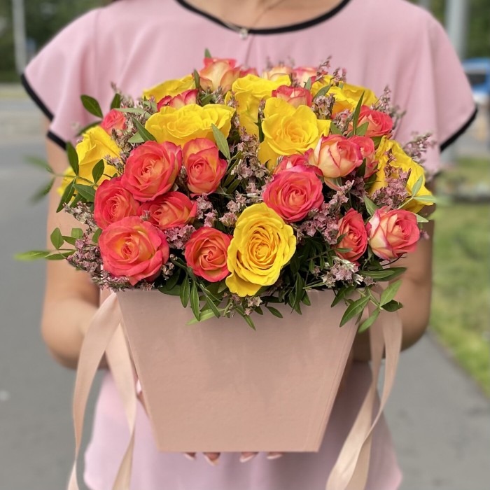 Яркая композиция из роз в коробке