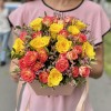 Яркая композиция из роз в коробке