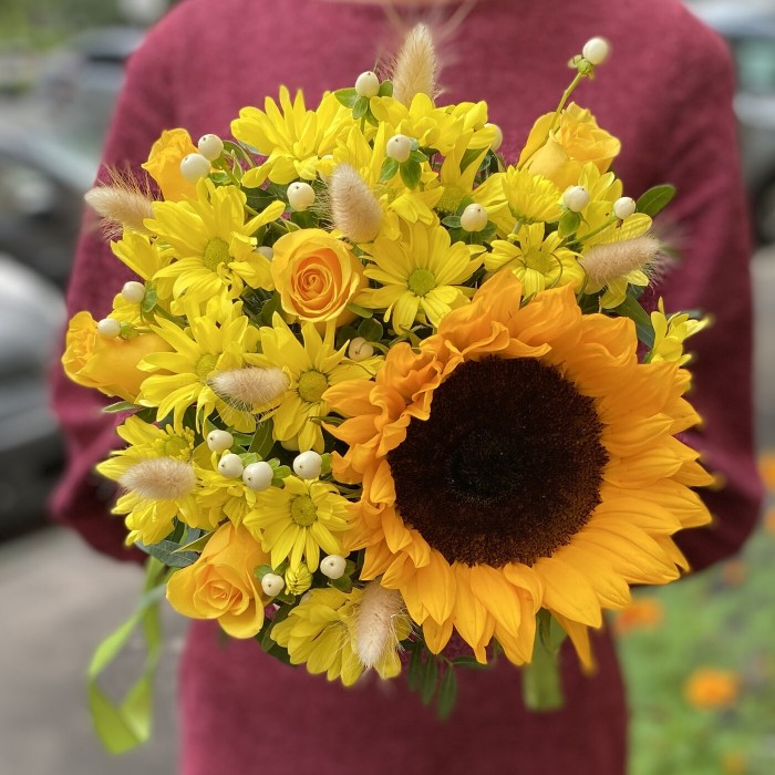 Хризантемы с подсолнухом в коробке