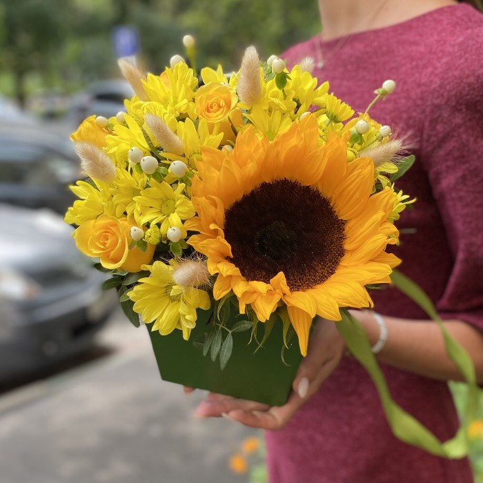 Хризантемы с подсолнухом в коробке