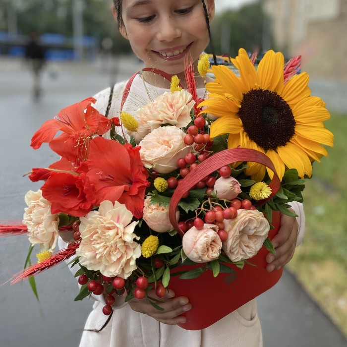 Композиция в коробке с ручками в школу
