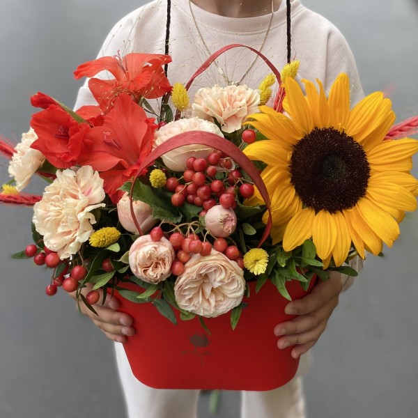 Композиция в коробке с ручками в школу