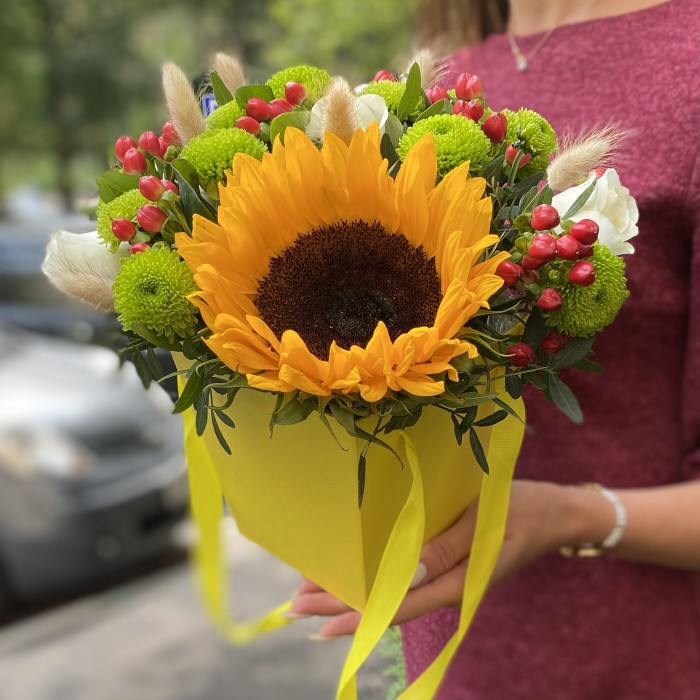 Осенняя композиция цветов в коробке