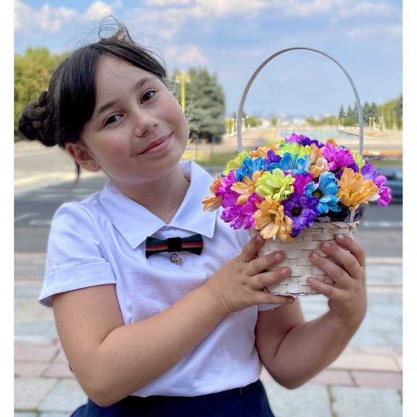 Радужные хризантемы в белой корзинке