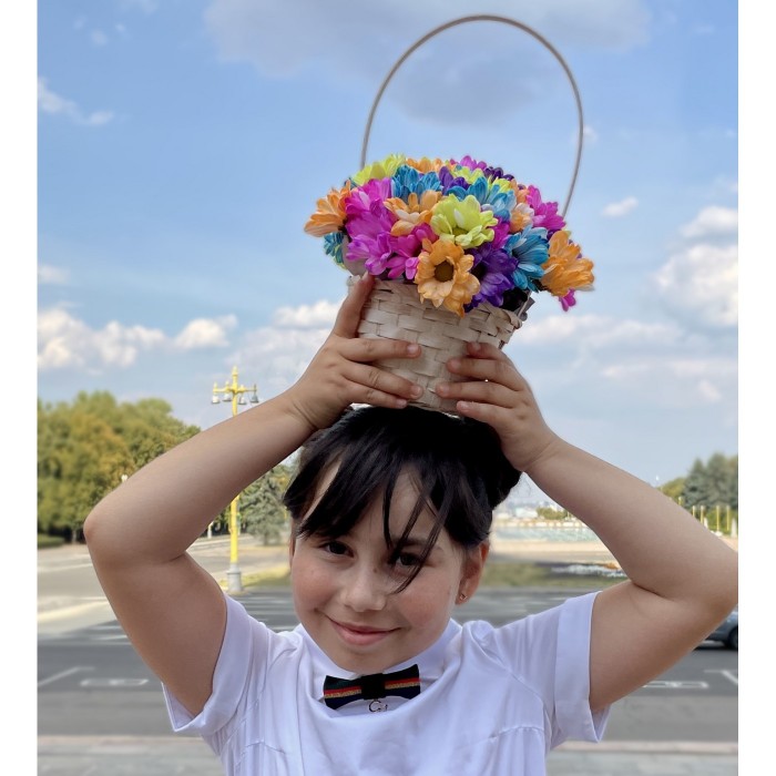 Радужные хризантемы в белой корзинке