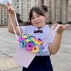 Радужные хризантемы в нежно-розовой коробке