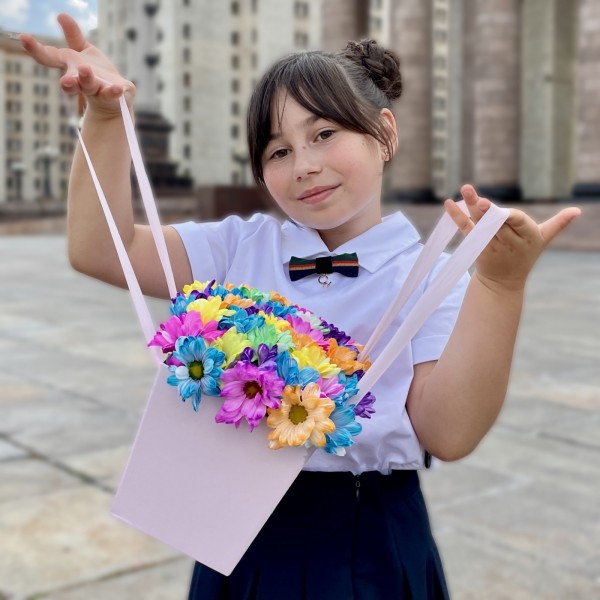 Радужные хризантемы в нежно-розовой коробке