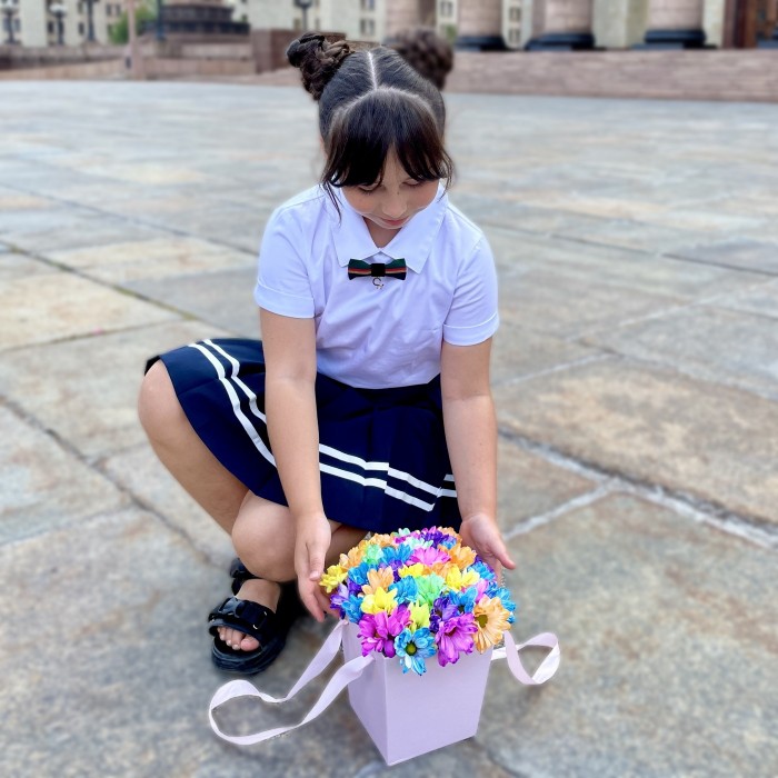 Радужные хризантемы в нежно-розовой коробке