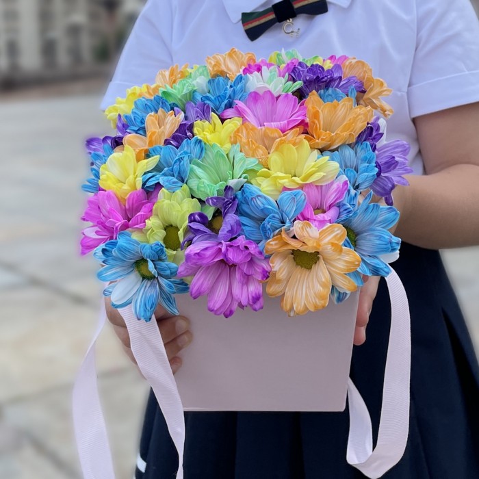 Радужные хризантемы в нежно-розовой коробке