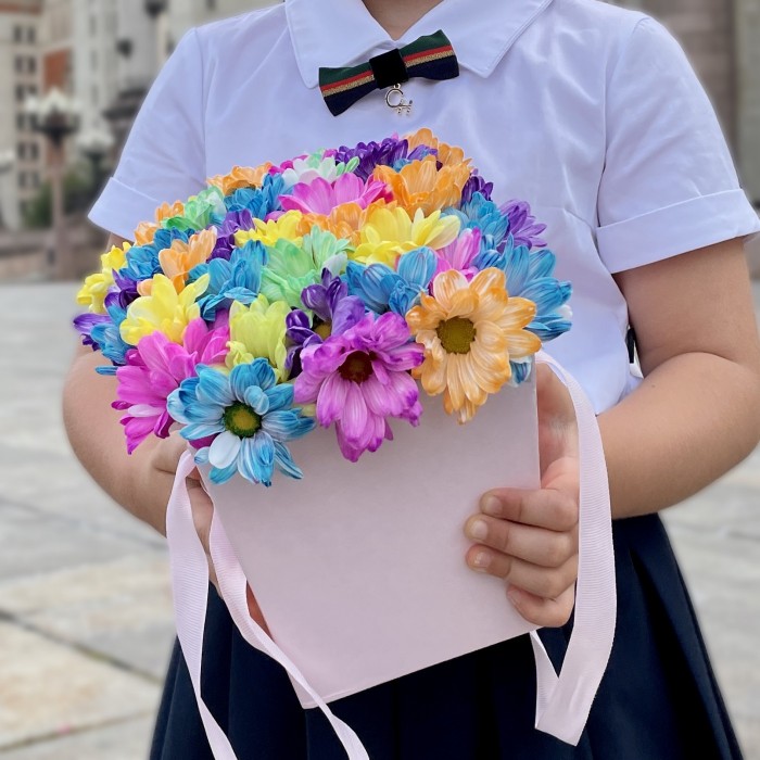 Радужные хризантемы в нежно-розовой коробке