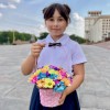 Радужные хризантемы в розовой корзинке