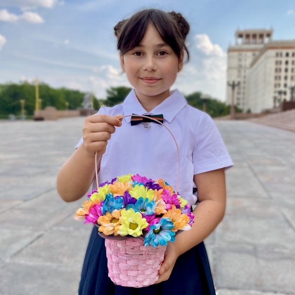 Радужные хризантемы в розовой корзинке