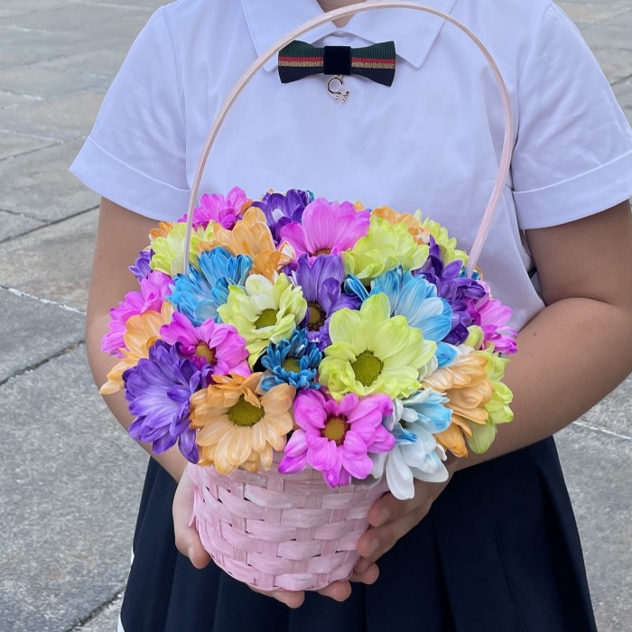 Радужные хризантемы в розовой корзинке
