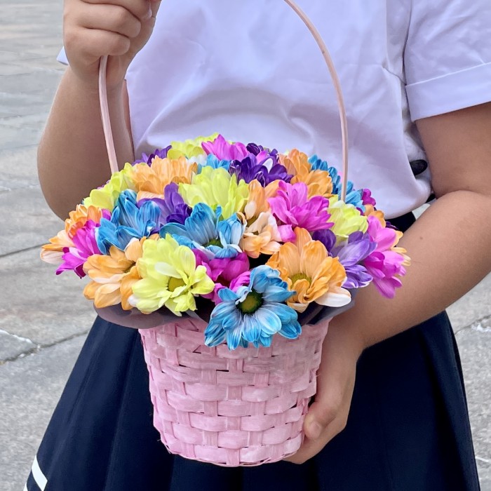 Радужные хризантемы в розовой корзинке