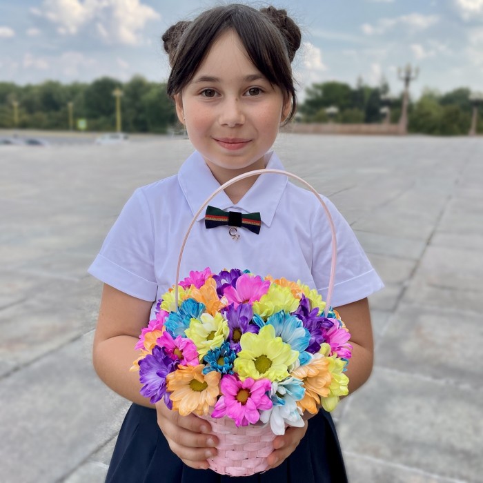 Радужные хризантемы в розовой корзинке