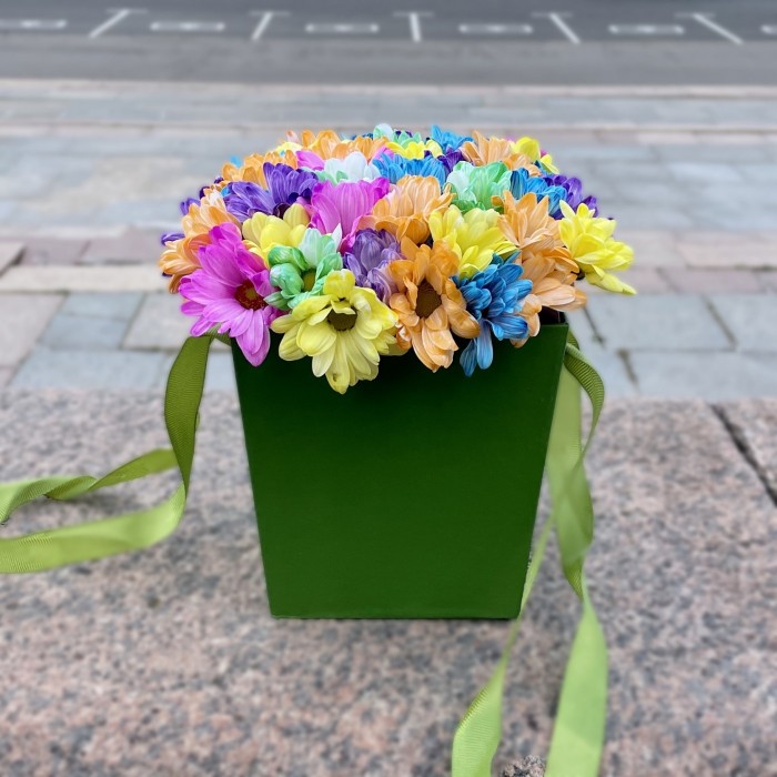Радужные хризантемы в зеленой коробке