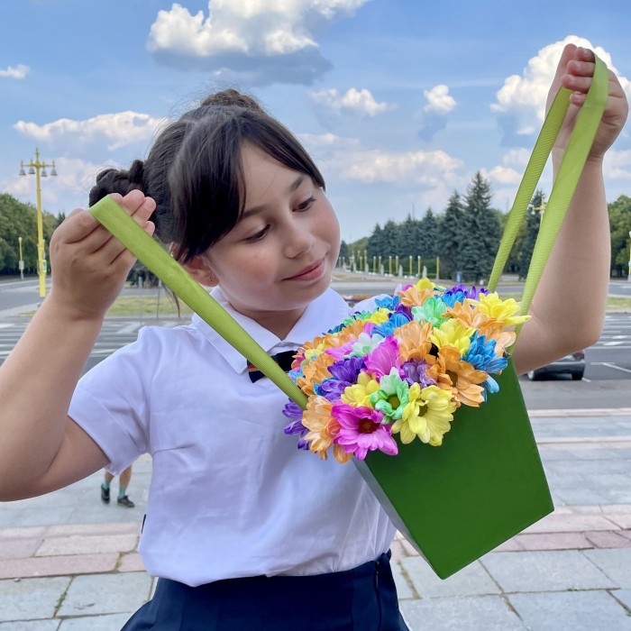 Радужные хризантемы в зеленой коробке