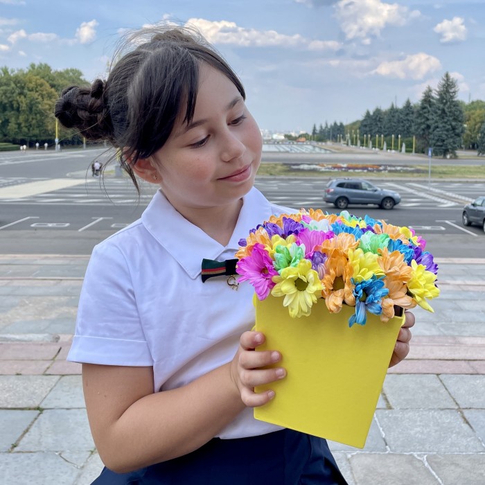 Радужные хризантемы в жёлтой коробке