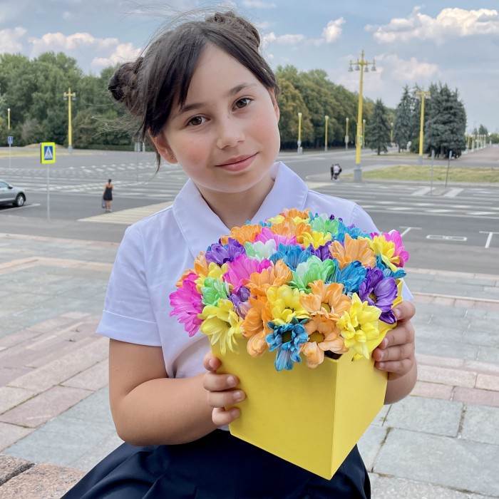 Радужные хризантемы в жёлтой коробке