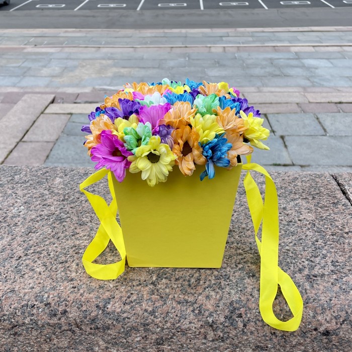 Радужные хризантемы в жёлтой коробке