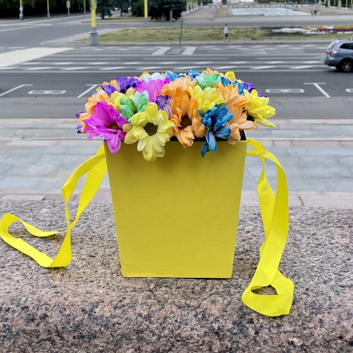 Радужные хризантемы в жёлтой коробке