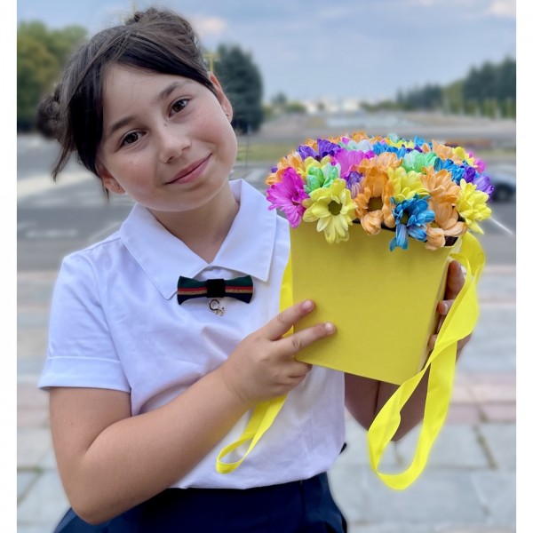 Радужные хризантемы в жёлтой коробке