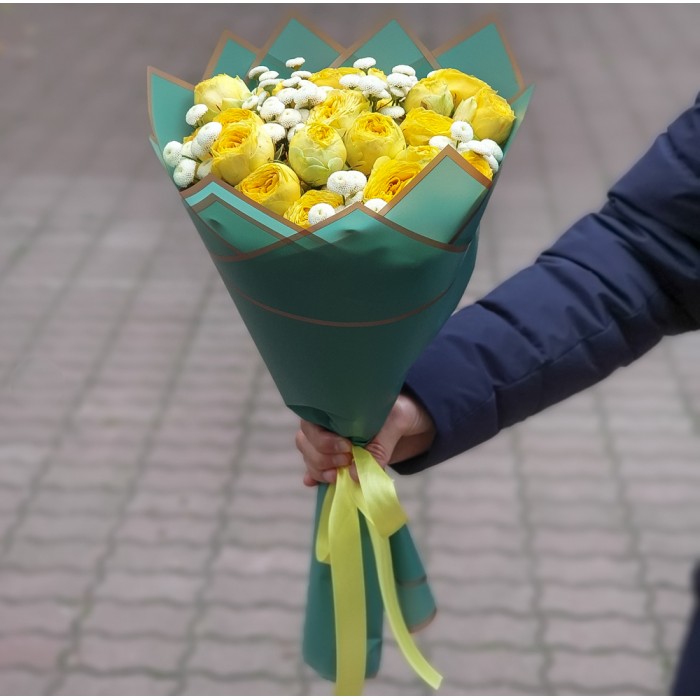 Пионовидные розы Санни Трендсеттер и танацетум