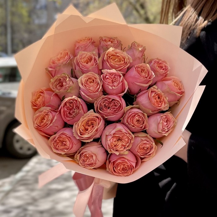 25 пионовидных оранжево-розовых роз Вайлд Лук