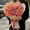25 пионовидных оранжево-розовых роз Вайлд Лук