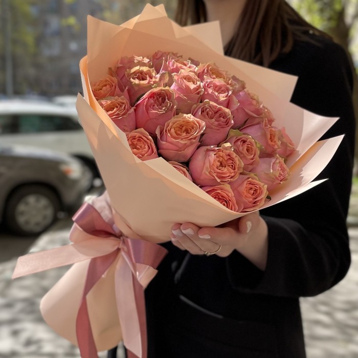 25 пионовидных оранжево-розовых роз Вайлд Лук