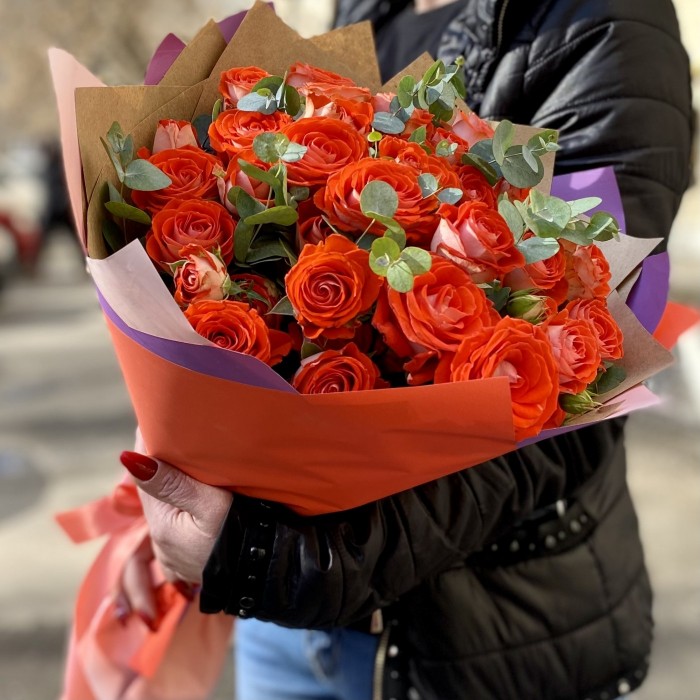Букет оранжевых пионовидных роз с эвкалиптом