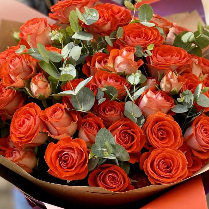 Букет оранжевых пионовидных роз с эвкалиптом
