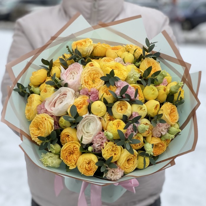 Желтая пионовидная роза Санни Трендсеттер с эустомой и ранункулюсами
