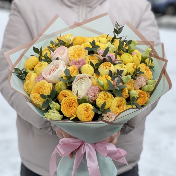 Желтая пионовидная роза Санни Трендсеттер с эустомой и ранункулюсами