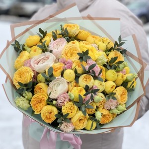 Желтая пионовидная роза Санни Трендсеттер с эустомой и ранункулюсами