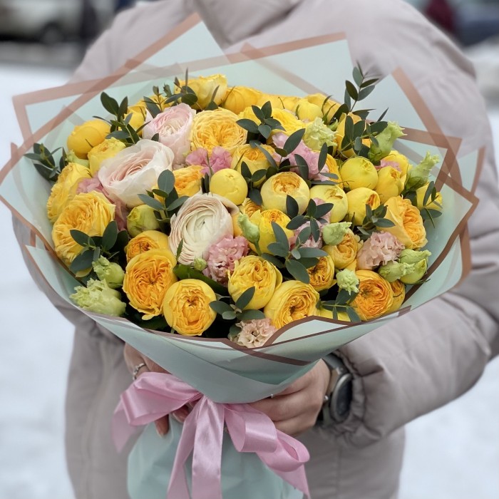 Желтая пионовидная роза Санни Трендсеттер с эустомой и ранункулюсами