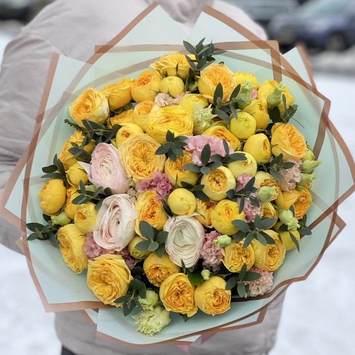 Желтая пионовидная роза Санни Трендсеттер с эустомой и ранункулюсами
