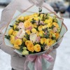 Желтая пионовидная роза Санни Трендсеттер с эустомой и ранункулюсами