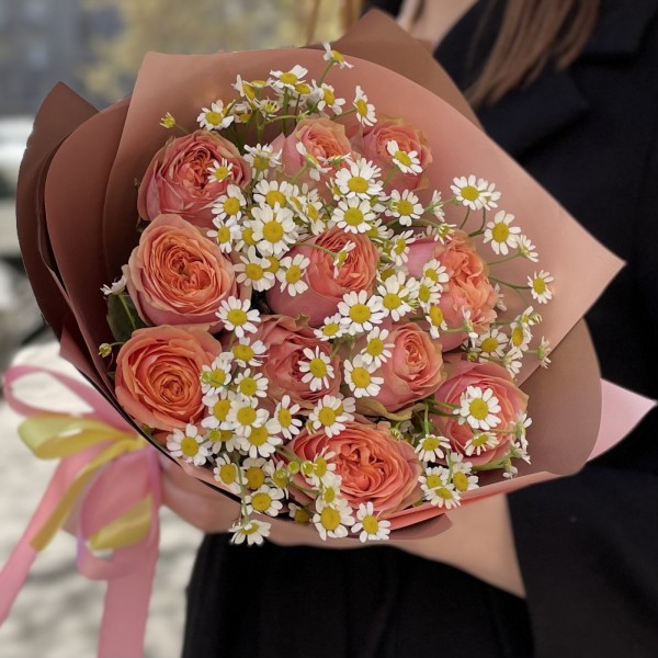 Пионовидные розы Вайлд Лук с ромашками