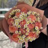 Пионовидные розы Вайлд Лук с ромашками