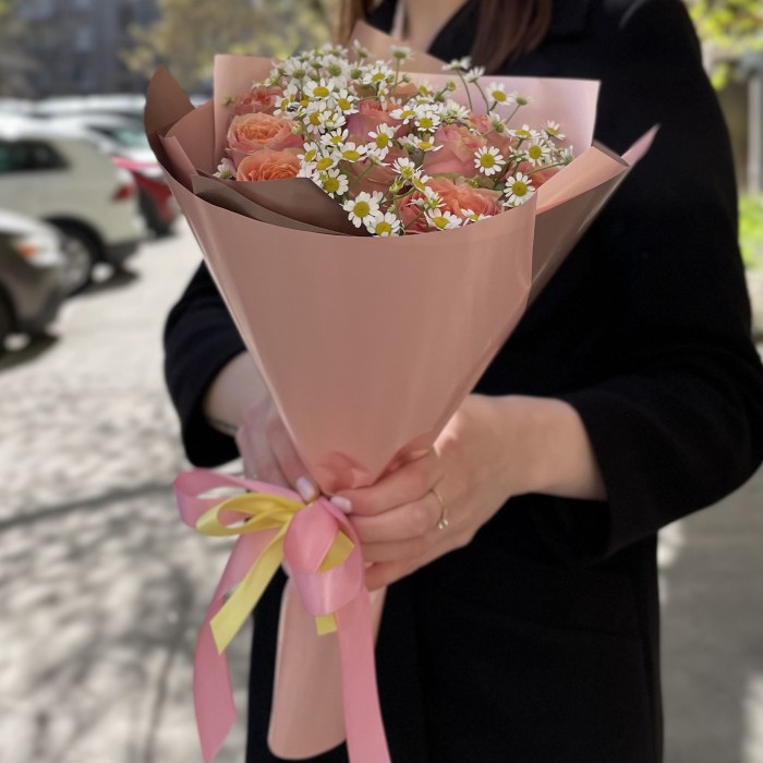 Пионовидные розы Вайлд Лук с ромашками