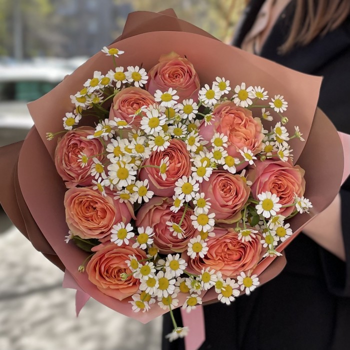 Пионовидные розы Вайлд Лук с ромашками