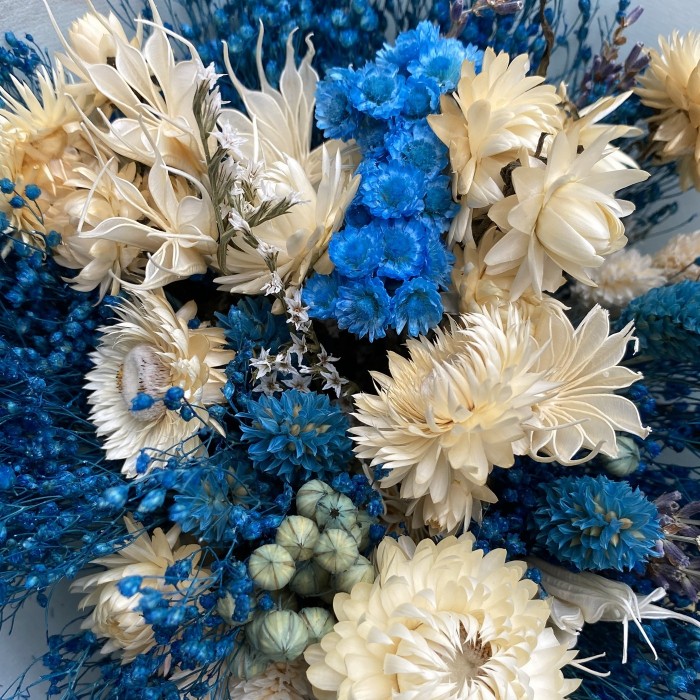 Букет из сухоцветов голубой