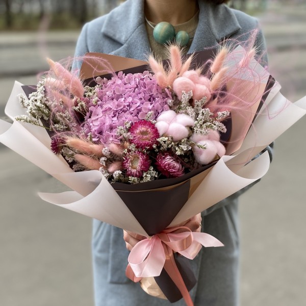 Композиция из розовых сухоцветов