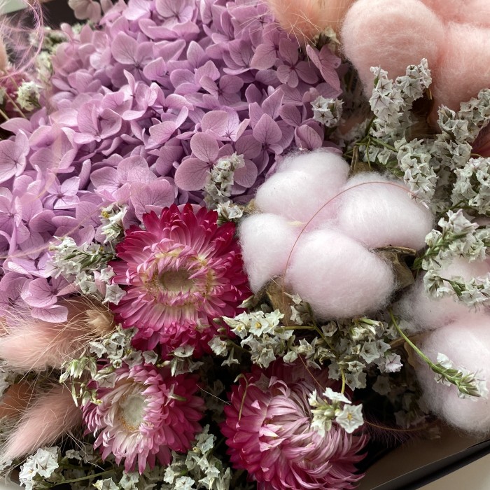 Композиция из розовых сухоцветов