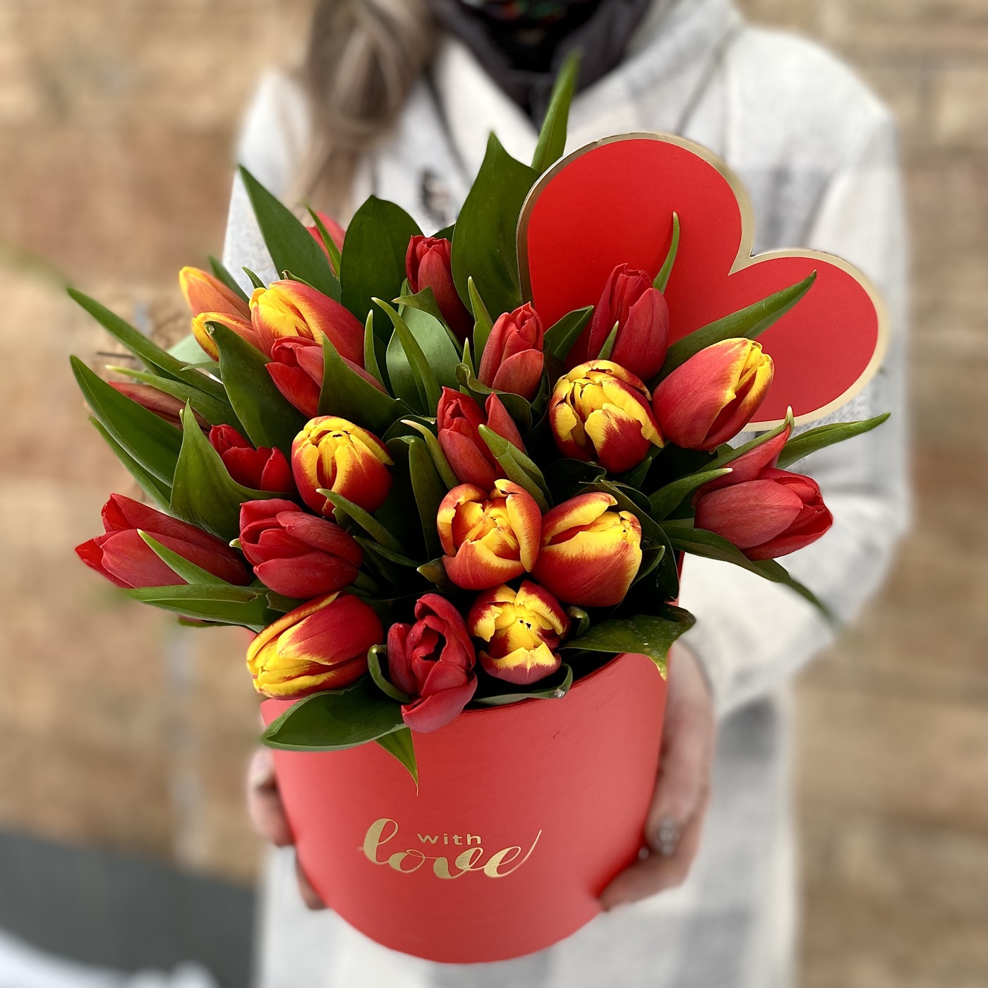 Нежные тюльпаны в коробке заказать с доставкой по Москве и области